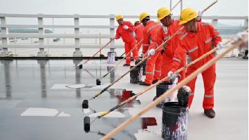 南京仙新路過江通道工程主橋鋼橋面噴砂除銹及防水粘結(jié)層施工順利完成